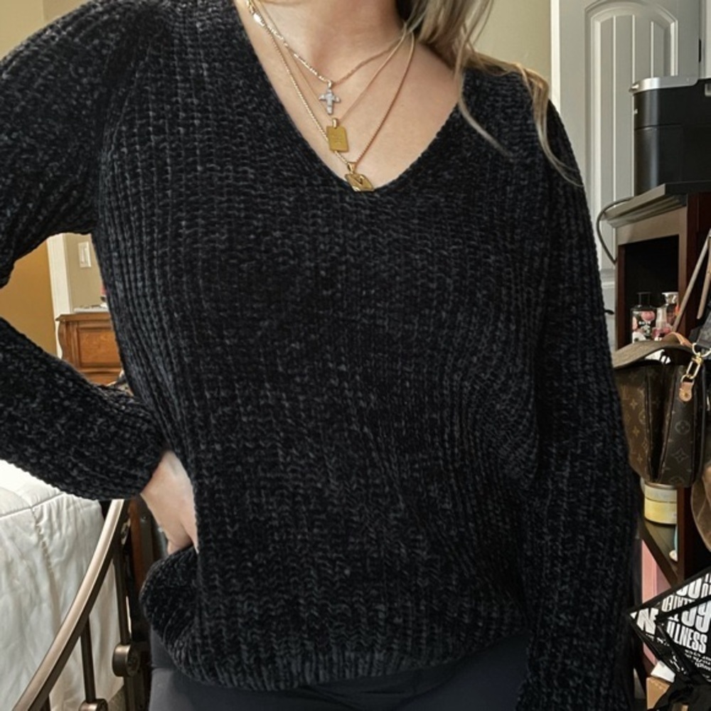 Black v neck knitted top